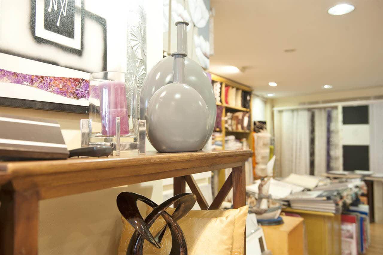 Rincón de la tienda Modhogar en Lugo con jarrones y tejidos de decoración