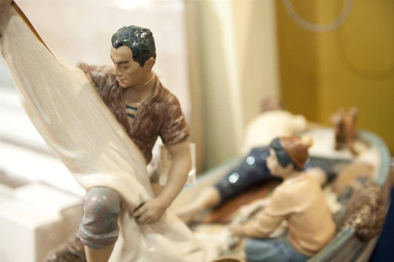 Figura decorativa de porcelana en la tienda de decoración Modhogar de Lugo