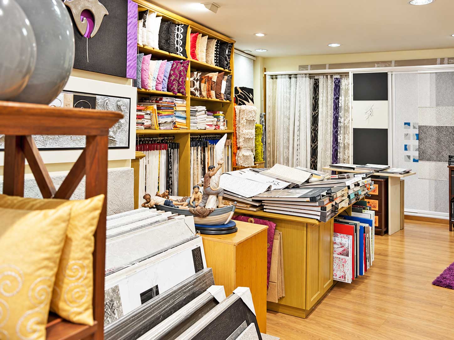 Muestrarios de telas y catálogos para asesoramiento en decoración de interiores en Lugo