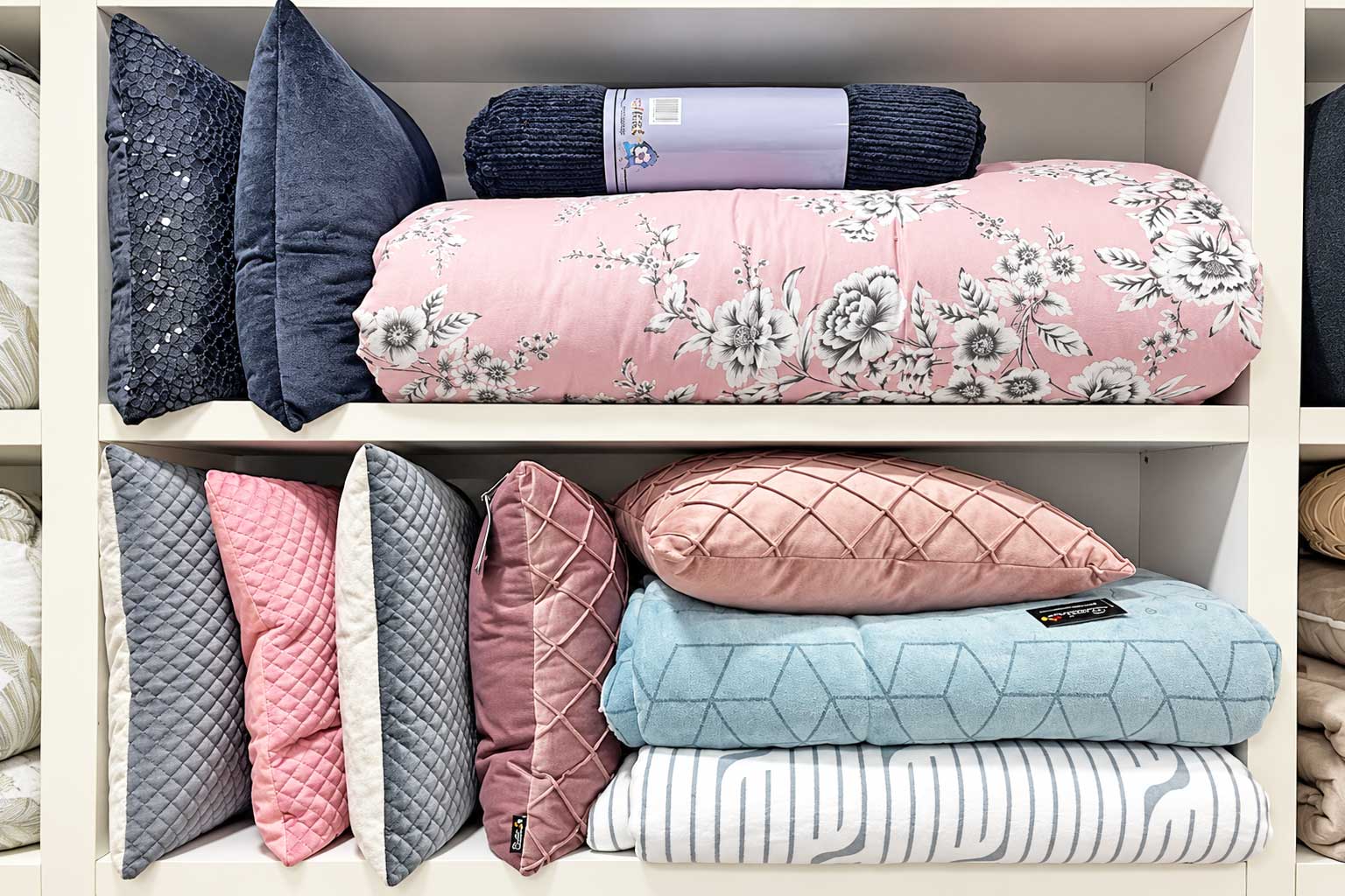 Cojines y colchas expuestos en la tienda de complementos textiles Modhogar en Lugo