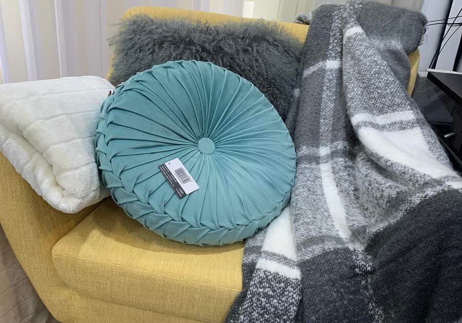 Cojín y plaid de cuadros, complementos textiles de Modhogar en Lugo