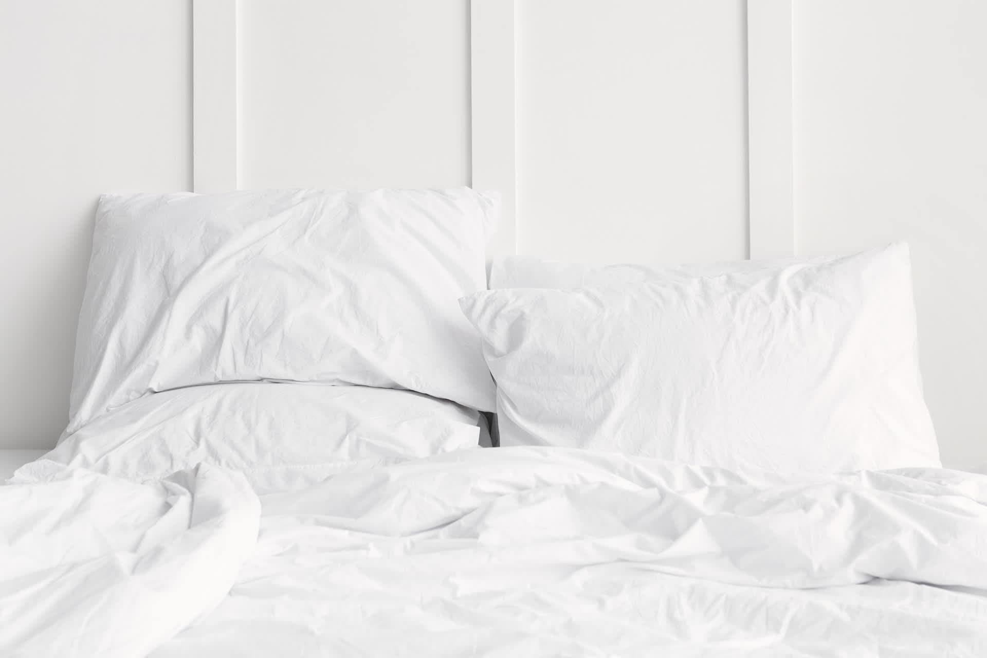 Dormitorio blanco con ropa de cama elegida para descansar mejor en Lugo