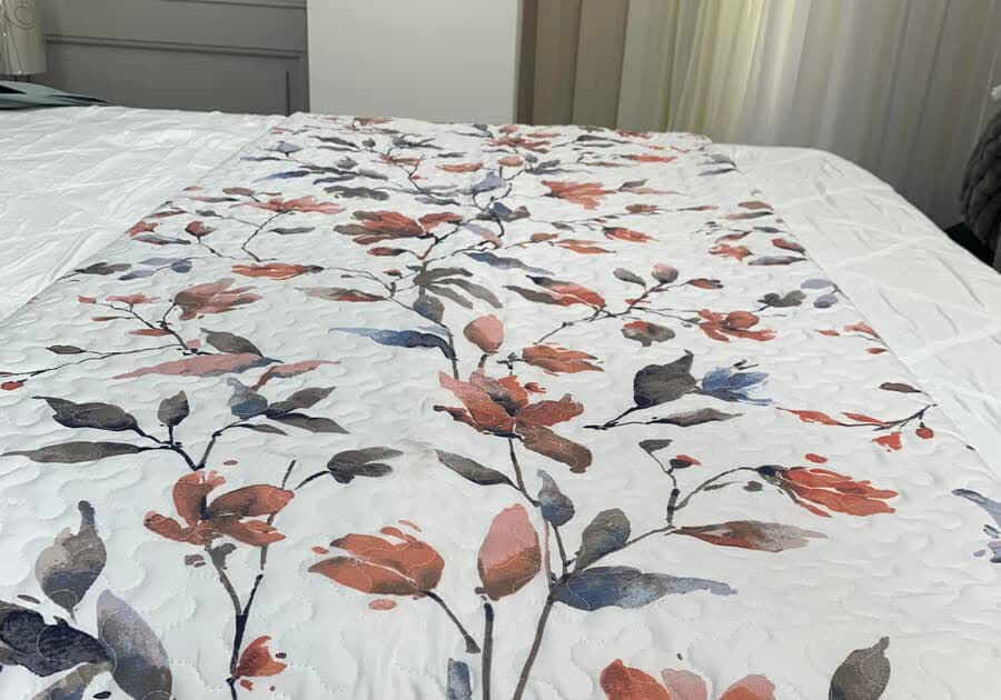 Colcha estampada de flores de Modhogar en Lugo, novedades en redes sociales