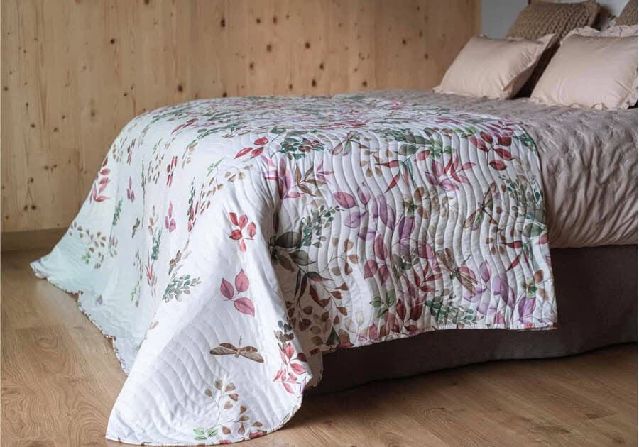 Colcha acolchada de flores, ropa de cama con las últimas tendencias en Lugo