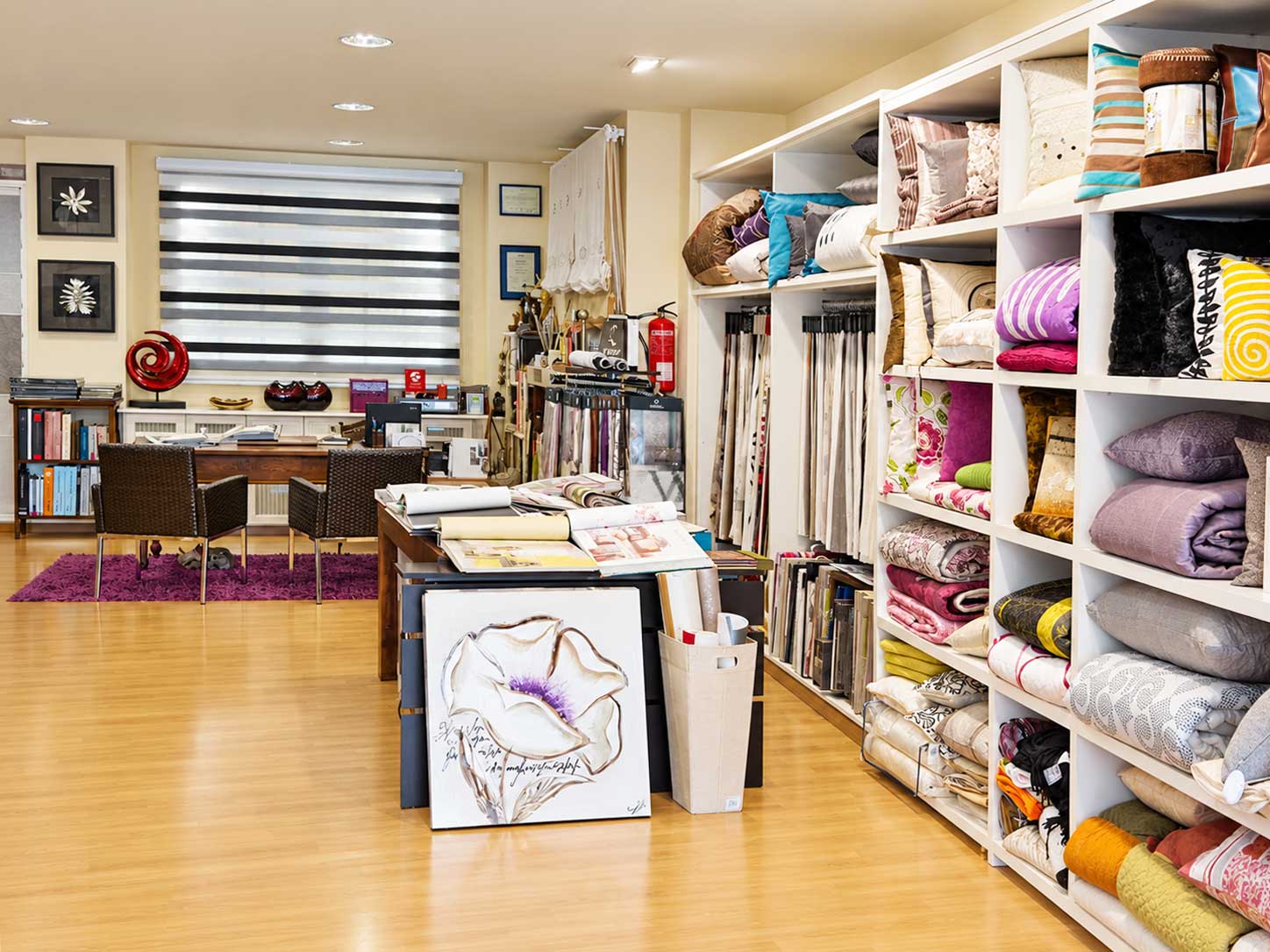 Interior de la tienda de decoración textil Modhogar en Lugo con ropa de cama y cortinas