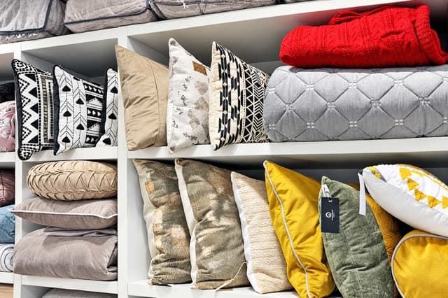 Estanterías con cojines y colchas, complementos textiles para el hogar en Lugo